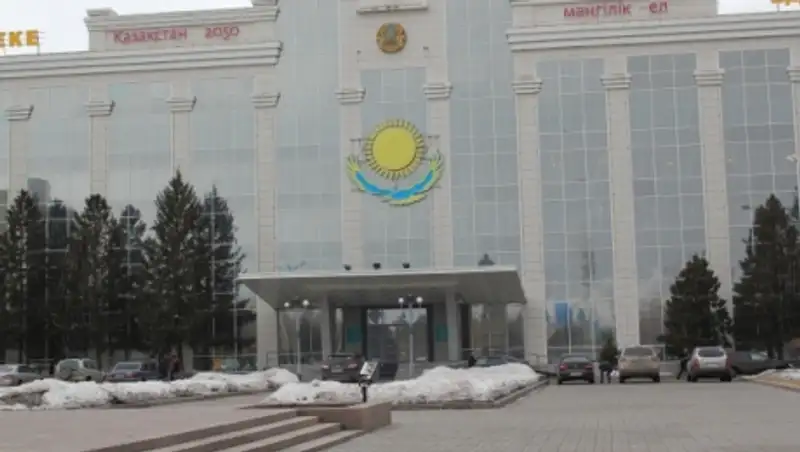 Депутаты ВКО: Полицейские штрафуют водителей служебных авто за подъезд к акимату