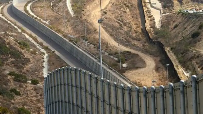 Президент Мексики отказался платить за стену на границе с США