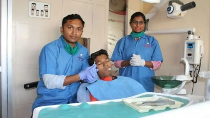 Жителю Индии удалили самый длинный в мире зуб