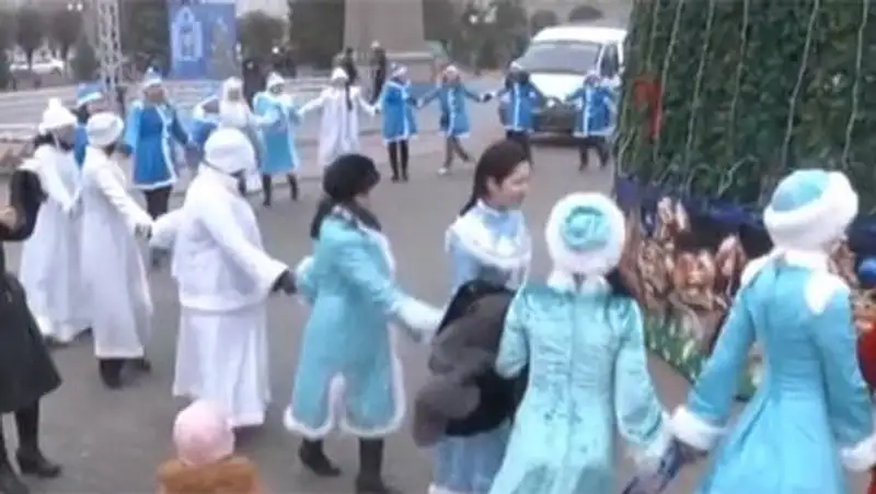 Парад Снегурочек прошёл в Уральске