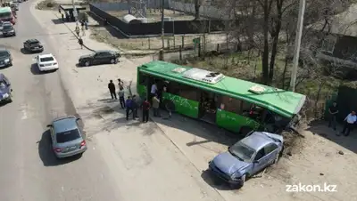 ДТП с автобусом , фото - Новости Zakon.kz от 06.04.2022 15:01