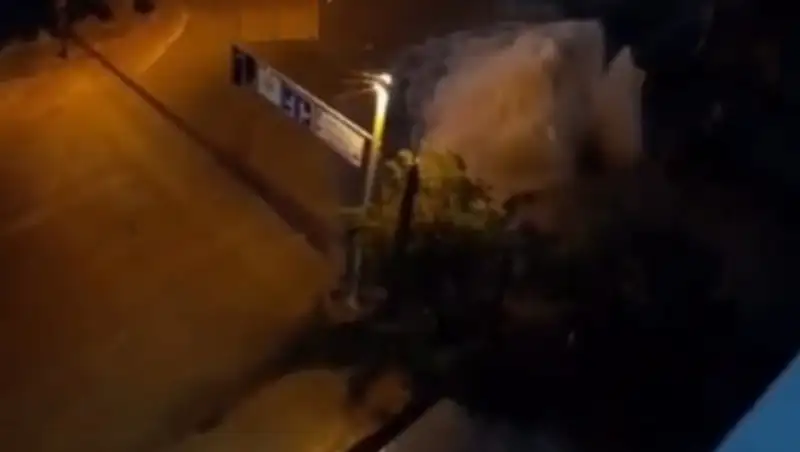 В Алматы из-под асфальта забил фонтан горячей воды