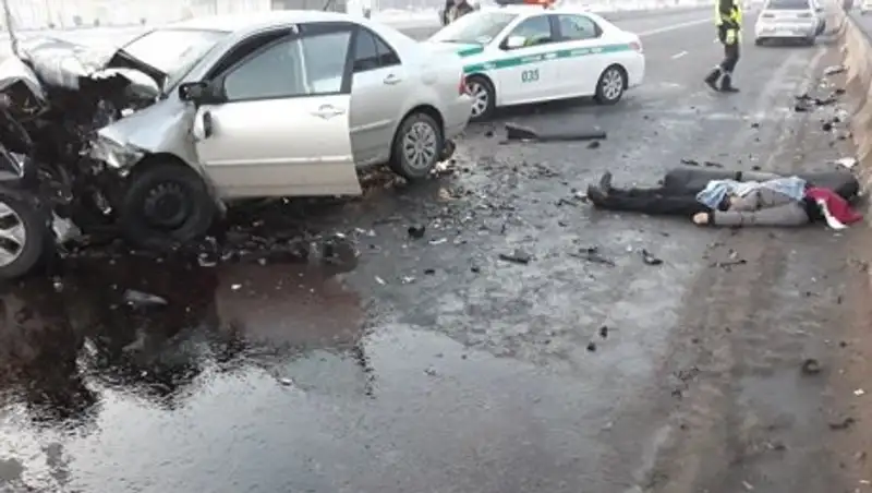 Водитель погиб при столкновении Toyota Corolla и Huyndai Accent в Алматы
