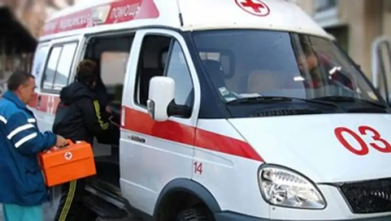 Алматинскую школьницу увезли с линейки на «скорой»