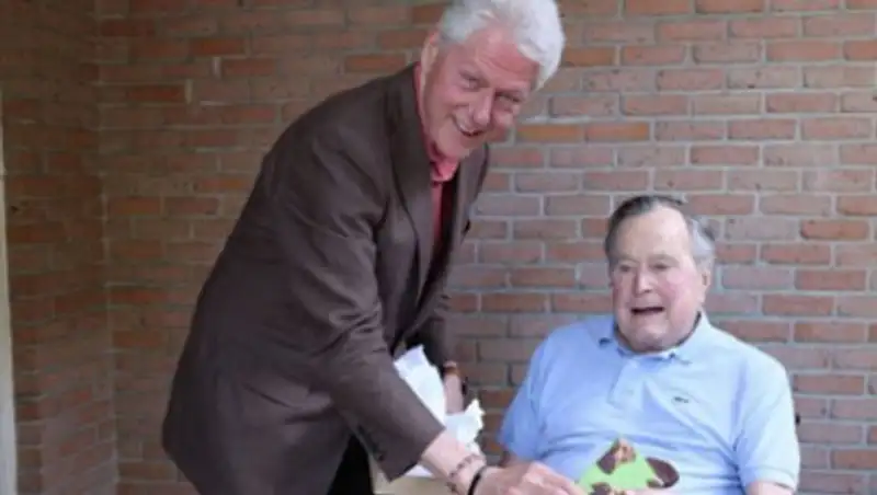 Билл Клинтон навестил Джорджа Буша-старшего и подарил ему носки