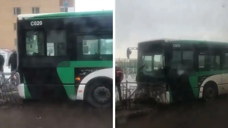 В Нур-Султане автобус врезался в железное ограждение