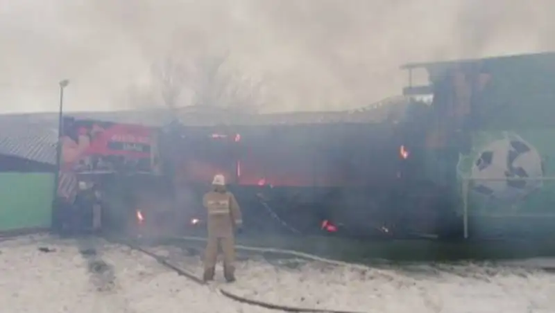В Алматы произошел крупный пожар в спортивном комплексе