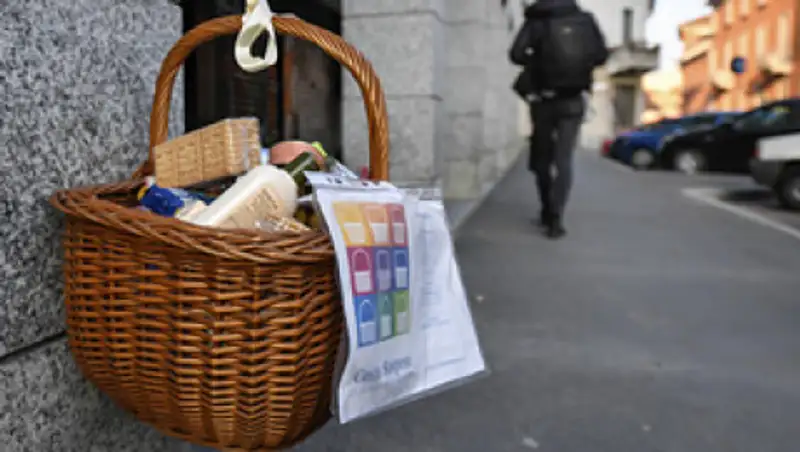 Итальянская мафия начала раздавать еду малоимущим на карантине