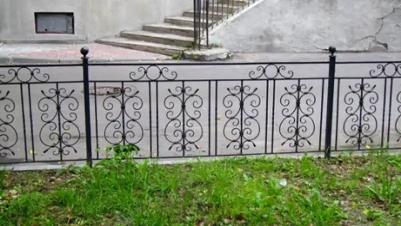 Спасатели освободили застрявшего в заборе ребенка в Кызылорде