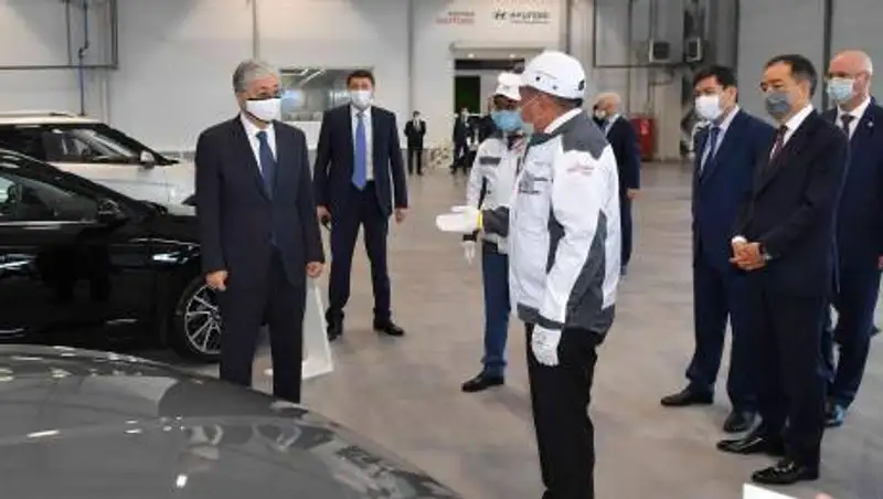 Токаев посетил завод по производству легковых автомобилей