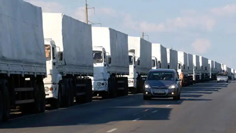 Гуманитарная колонна движется к Луганску в сопровождении ополченцев