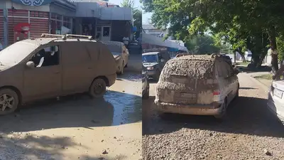 Люди и машины оказались забрызганы грязью после аварии на водопроводе в Алматы