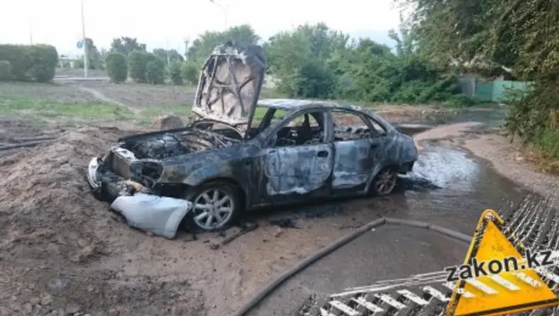 Под утро в Алматы примерно в одно время сгорели машина и ларек