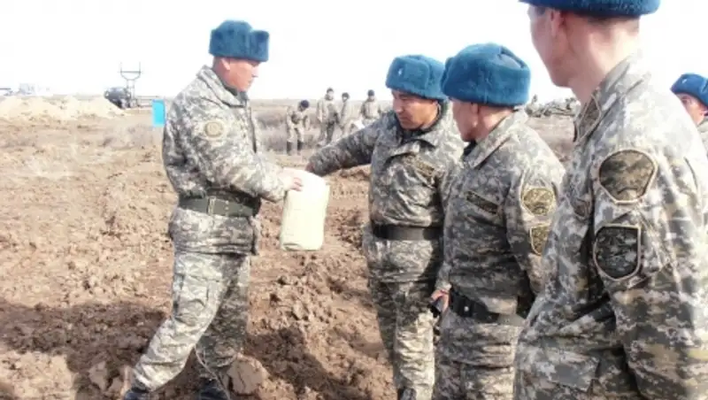 Казахстанские военные инженеры соревнуются в строительстве мостов и поиске мин