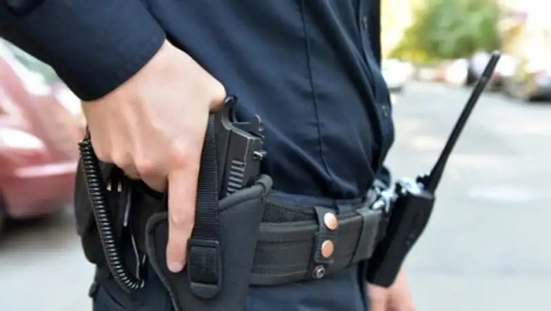 Только пуля в ноге остановила буйного пьяного мужчину