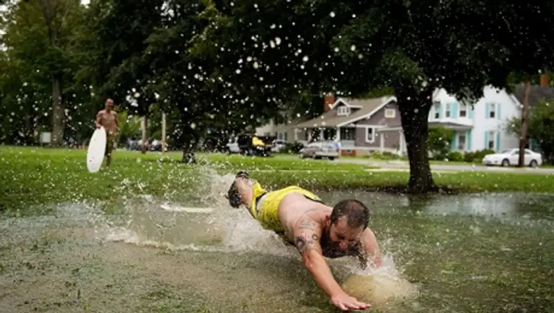 Костанайцы веселятся – плавают в огромных лужах