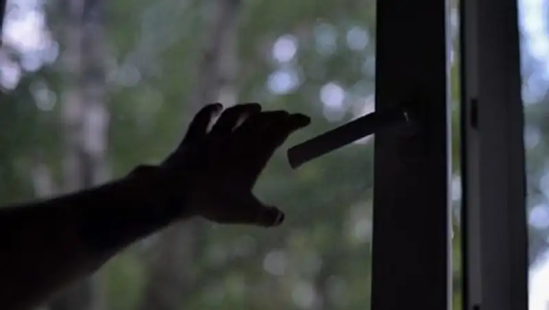 Трехлетняя девочка погибла, выпав из окна в Шымкенте