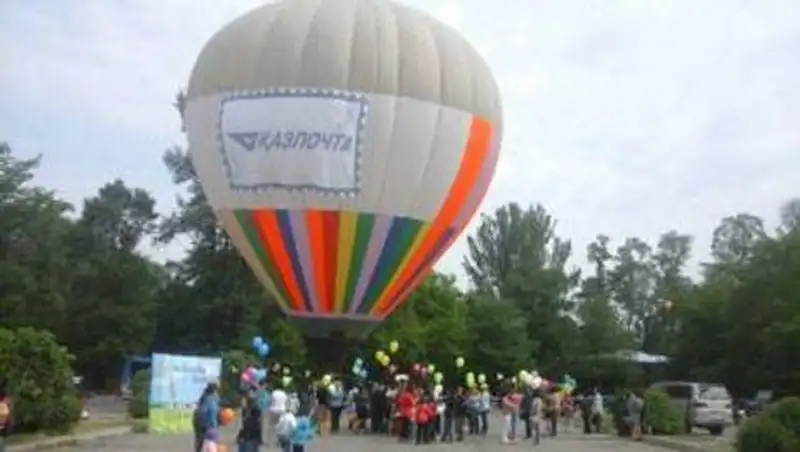 В Алматы более 200 детей полетели на воздушном шаре
