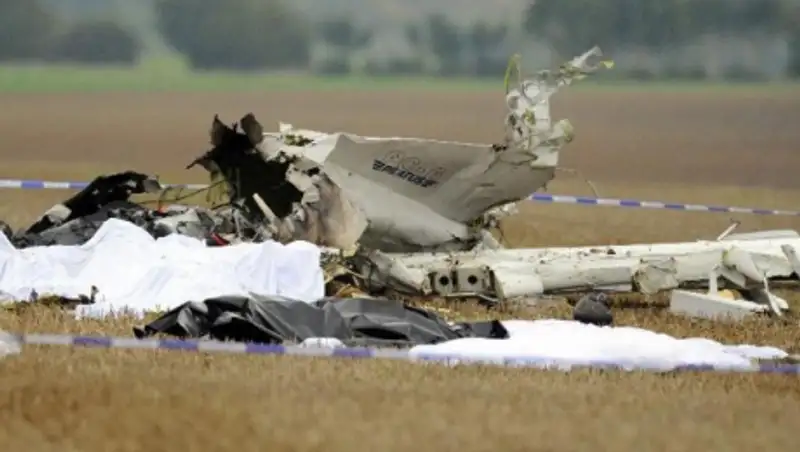 Легкомоторный самолет разбился около аэропорта в Испании, погибли двое