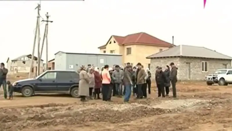 Жители села под Астаной живут без электричества и с грязью вместо асфальта