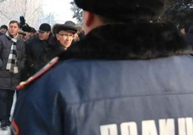 Полицейские не позволили оппозиции провести полноценный митинг в Алматы, фото - Новости Zakon.kz от 25.02.2012 22:09