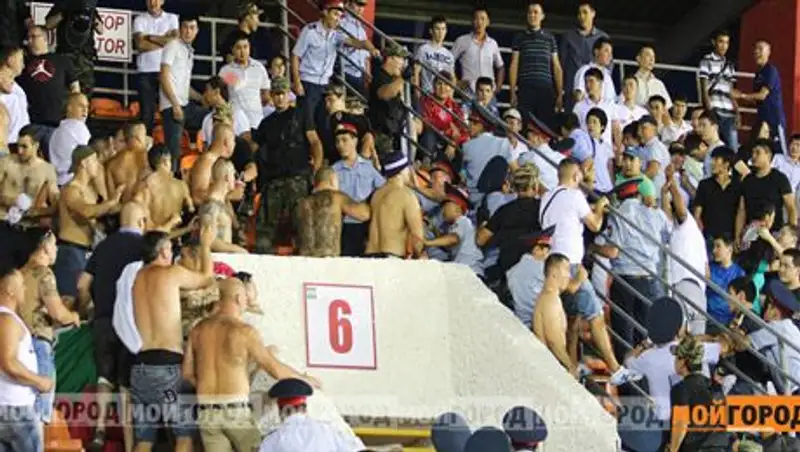 Фанатов «АКТОБЕ» спецназ разгонял дымовыми шашками