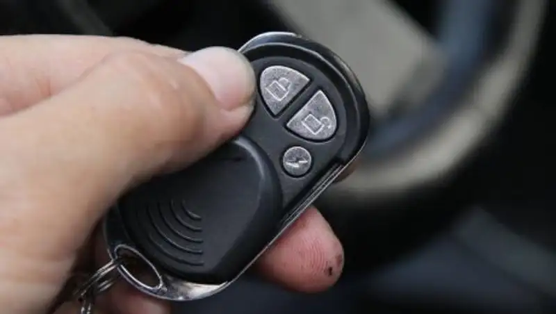 Прохожие в Астане помогли автоугонщику