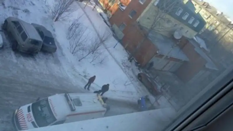 В Костанае погибла женщина, спускаясь с 5 этажа по простыне