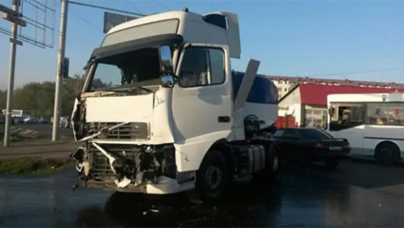 Водителя бензовоза Royal Petrol считают виновным в ДТП в Алматы