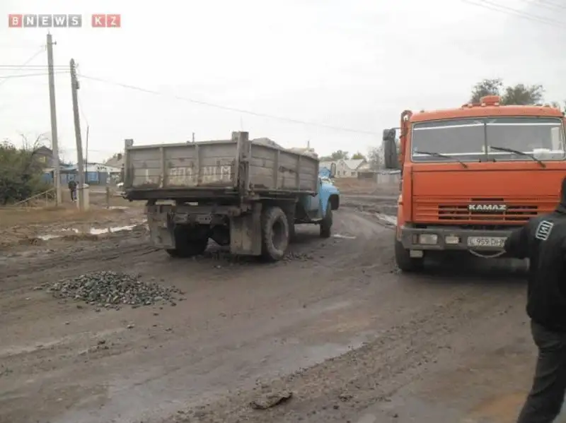 В ЗКО назвали причину неудовлетворительного состояния автодорог в регионе (фото), фото - Новости Zakon.kz от 06.11.2013 00:50