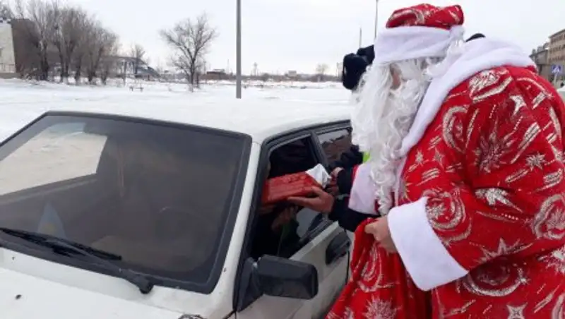 Подарки от Деда Мороза получают водители в Караганде