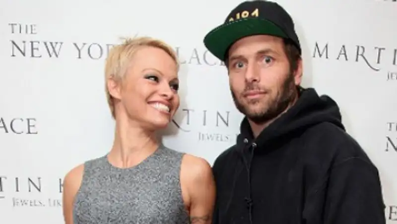 Памела Андерсон выгнала из дома собаку и двух падчериц