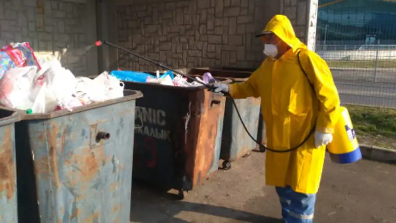 Улицы и дворы Алматы обрабатывают дезинфицирующими растворами