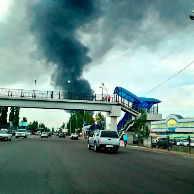 В Алматы горит один из рынков «барахолки» (фото), фото - Новости Zakon.kz от 13.09.2013 21:36