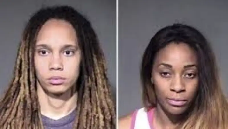 Состоящая в отношениях пара баскетболисток арестована за драку в собственном доме