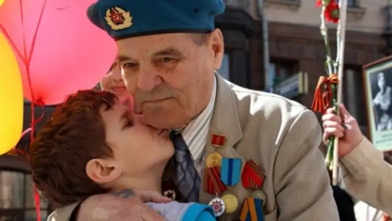 Ветеран из Алматы стал главным героем "Бессмертного полка" в Москве