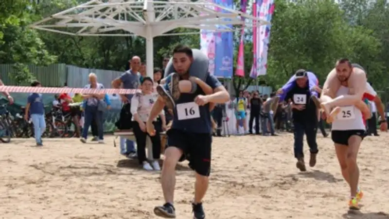 В «Забеге с женами» в Алматы соревновались 26 пар