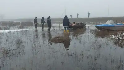 Жителей поселка в пригороде Уральска эвакуируют из-за паводка, фото - Новости Zakon.kz от 15.03.2023 02:57