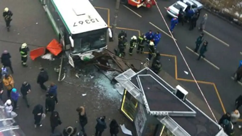 В Москве автобус сбил людей на остановке возле метро