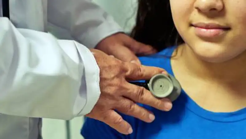 Названы безобидные симптомы, предупреждающие о раке