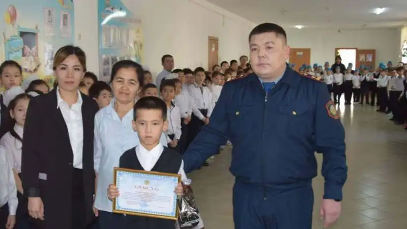 Награжден 8-летний школьник, спасший двух тонущих подростков в Атырау