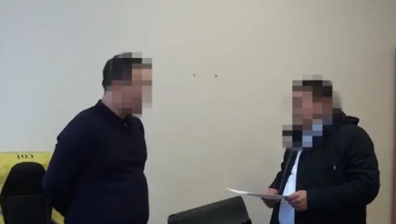 Появилось видео с задержанным за взятку чиновником в Алматы