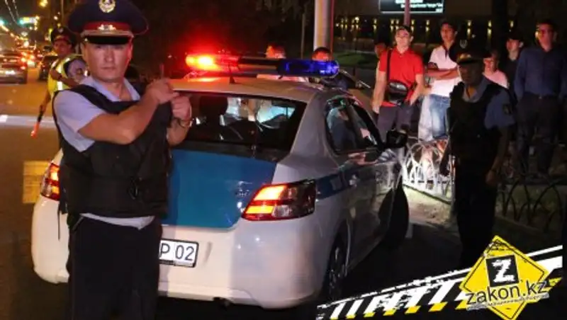 В Алматы полицейские при обыске автомобиля обнаружили оружие