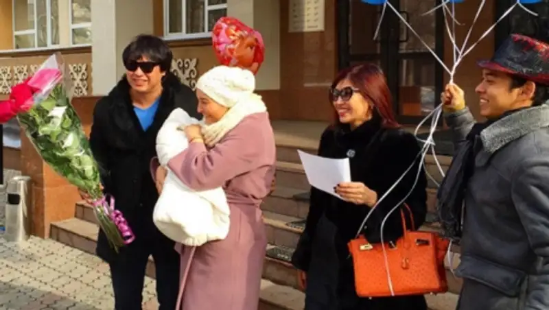 Певец Беркут забрал из роддома супругу Айшу и новорожденного сына