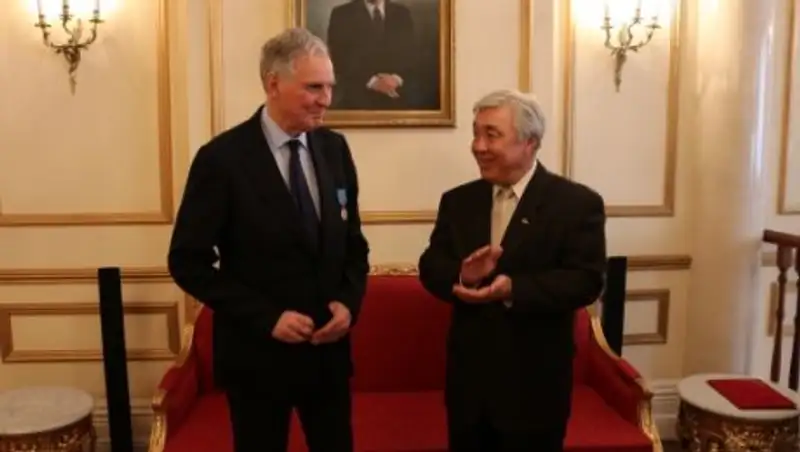 Ерлан Идрисов вручил медаль британскому писателю