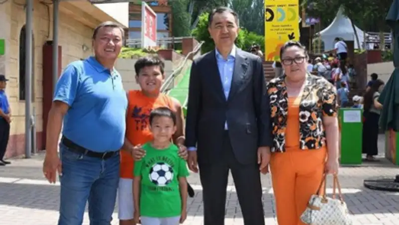 Аким Алматы поделился впечатлениями от похода в зоопарк