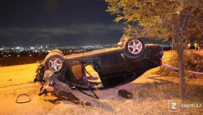 В Алматы автомобиль потерял управление и перевернулся на крышу