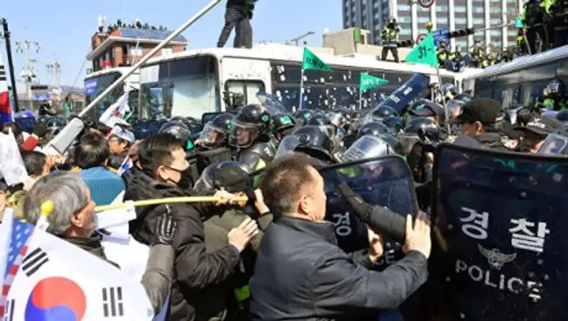 В Сеуле в столкновениях после импичмента Пак Кын Хе погибли два человека