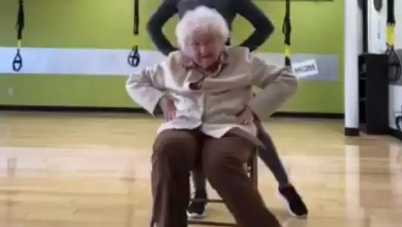 Тренировка хохочущей 93-летней бабушки покорила пользователей Сети