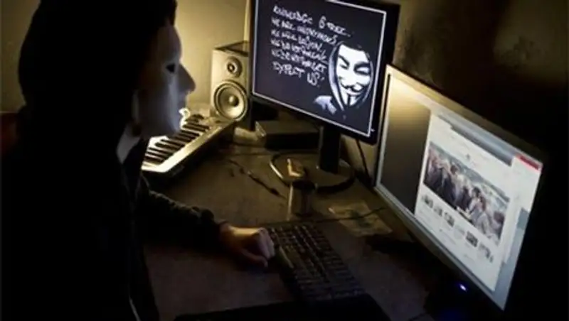 ФСБ России не стала наказывать двух хакеров Anonymous